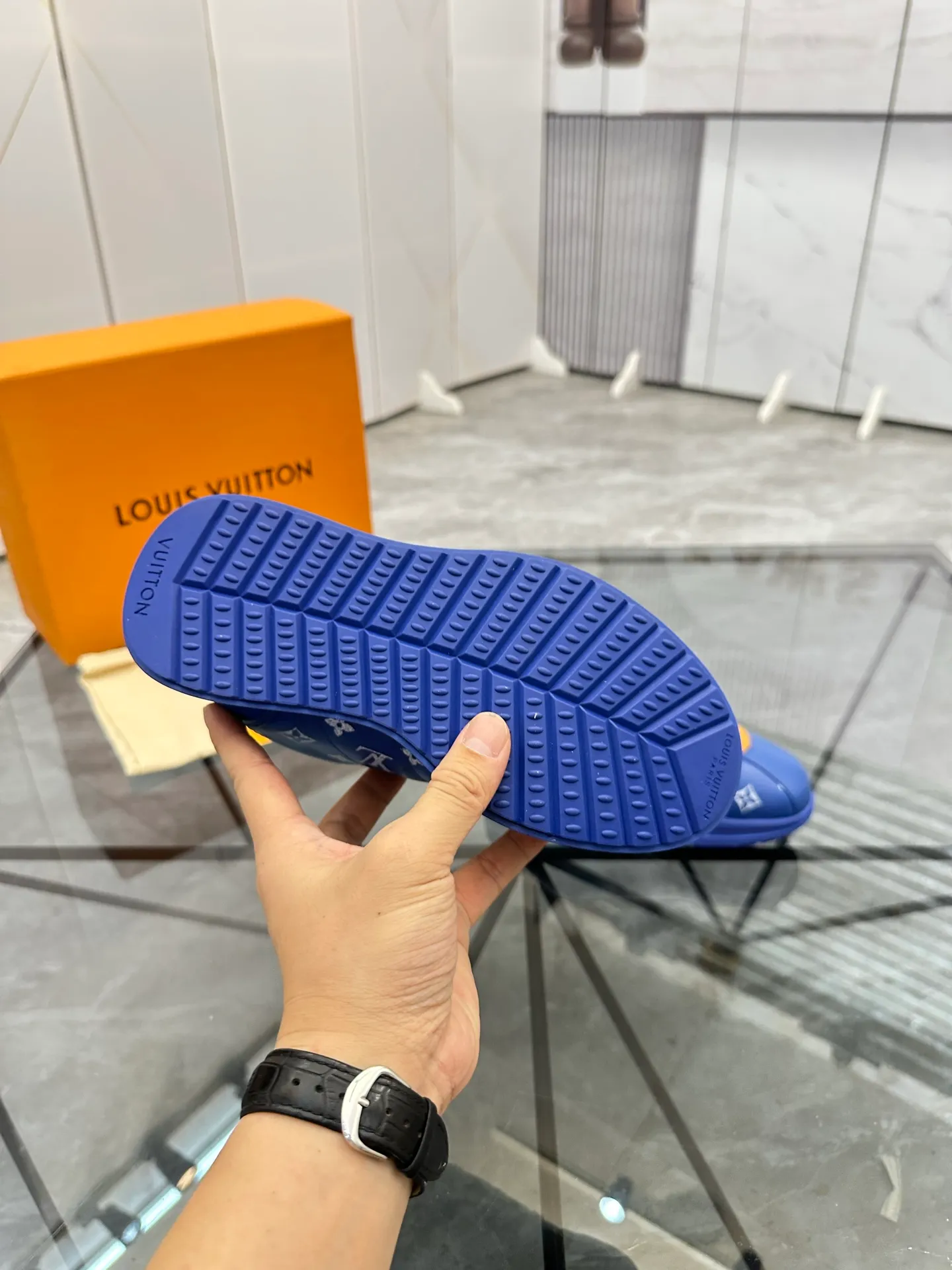 Men's shoes: 💰P700¥ Top quality Product trademark: LV* "Louis Vuitton*" low-top casual shoes Regular size: 35-45 (can be customized to 46) Couple style Product materials: Imported cowhide upper, breathable lining, original outsole. Number: two